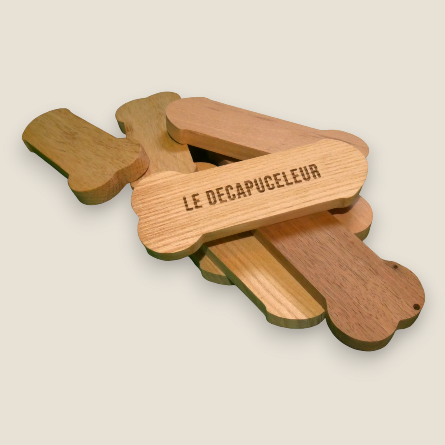 Le décapuceleur, un décapsuleur en bois en forme de pénis pour partager vos bières entre amis ! Le zizi de poche ! Disponible en chêne, en hêtre, en noyer et en frêne.