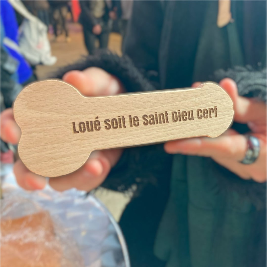 Le décapuceleur, un décapsuleur en bois en forme de pénis pour partager vos bières entre amis ! Le zizi de poche ! Disponible en chêne, en hêtre, en noyer et en frêne.