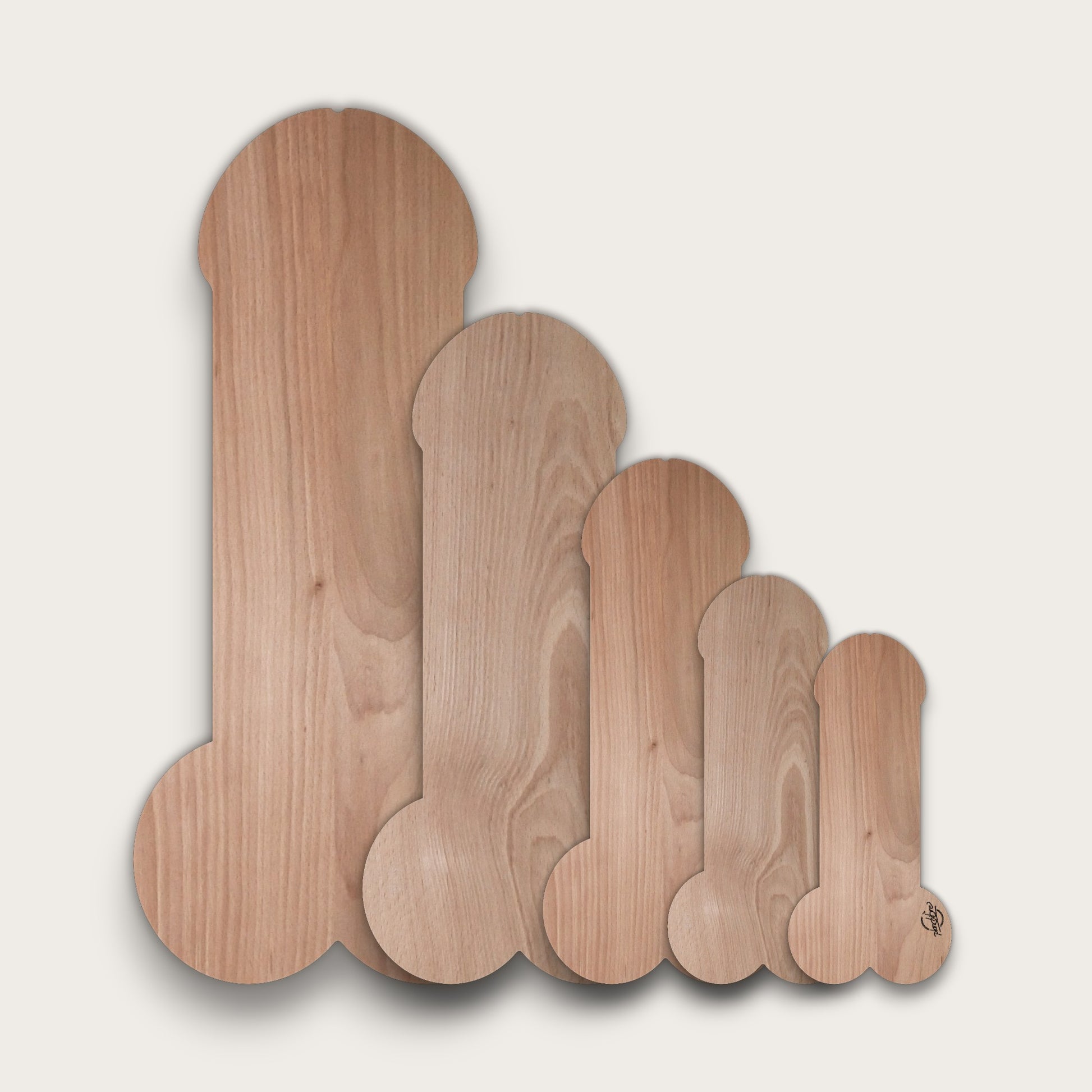 Planches à découper en hêtre personnalisables, en forme de bite, idéales pour vos apéritifs entre amis et en cadeau EVG/EVJF. Le zizi de l'apéro