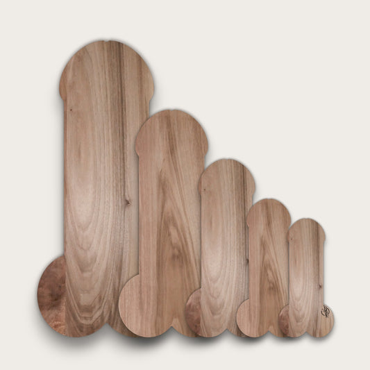 Planches à découper zizi en noyer personnalisables, en forme de bite, idéales pour vos apéritifs entre amis et en cadeau EVG / EVJF. Le zizi de l'apéro